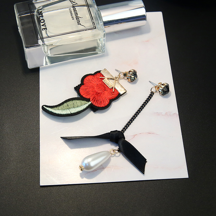 家佳樂文學(xué)時(shí)尚刺繡耳環(huán)不對(duì)稱耳釘長(zhǎng)款珍珠吊墜