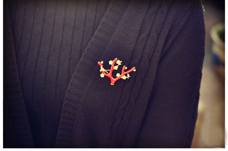 家佳樂文學文藝復古紅釉梅花樹枝棲小鳥雅致胸針