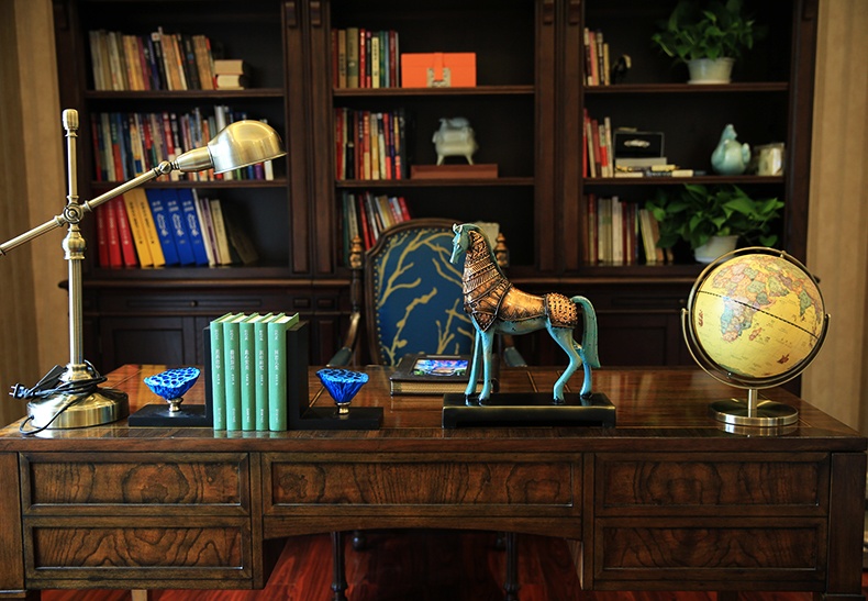 威風(fēng)凜凜，鎧甲鐵騎馬型鐵藝工藝品