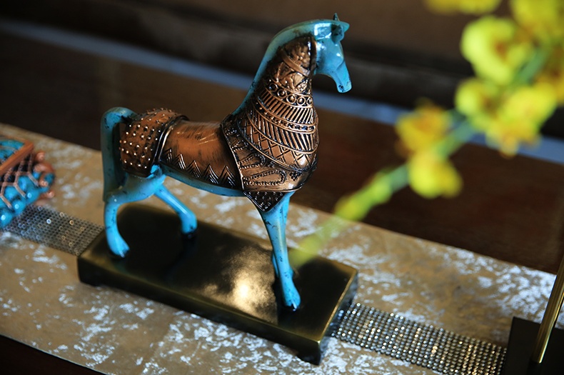 威風(fēng)凜凜，鎧甲鐵騎馬型鐵藝工藝品