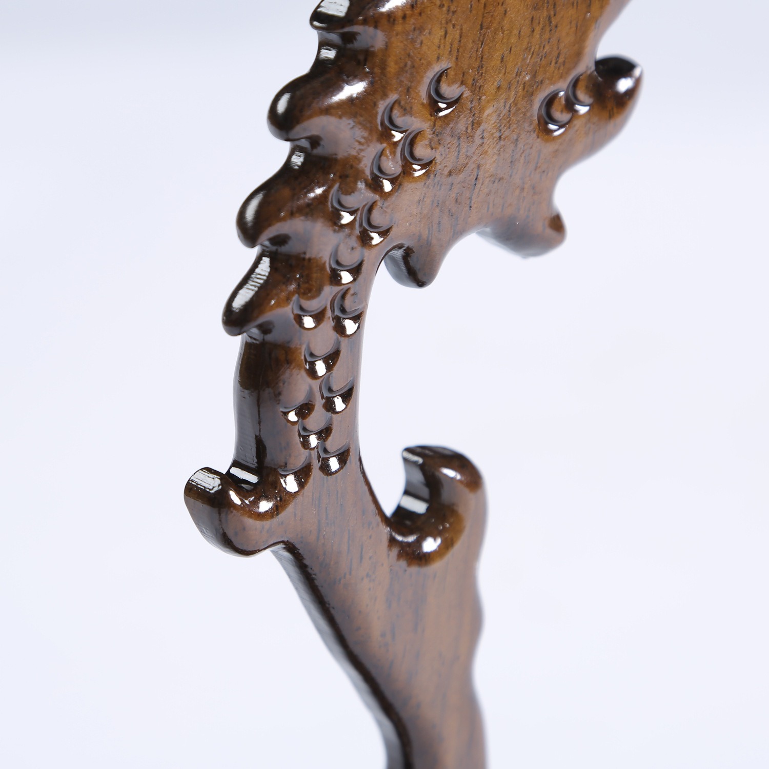 龍頭玉架木雕，細膩精致木雕