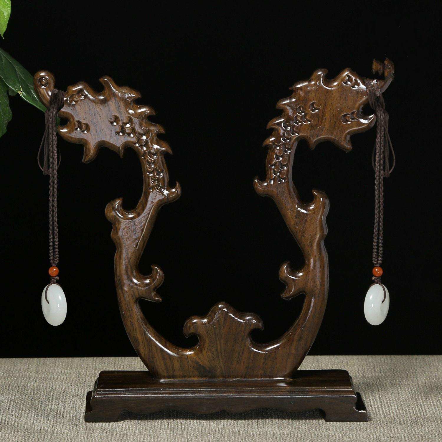 龍頭玉架木雕，細膩精致木雕