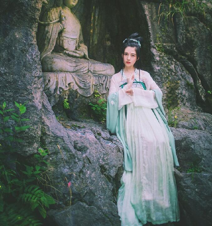 刺繡對襟齊胸襦裙，清新淡雅漢服