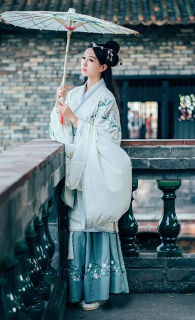繡花漢服雙繞曲裾，雪紡大袖齊腰襦裙