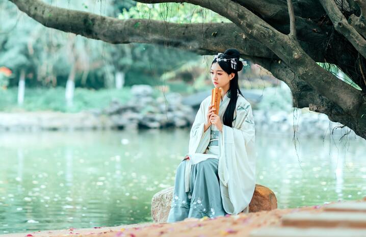 繡花漢服雙繞曲裾，雪紡大袖齊腰襦裙