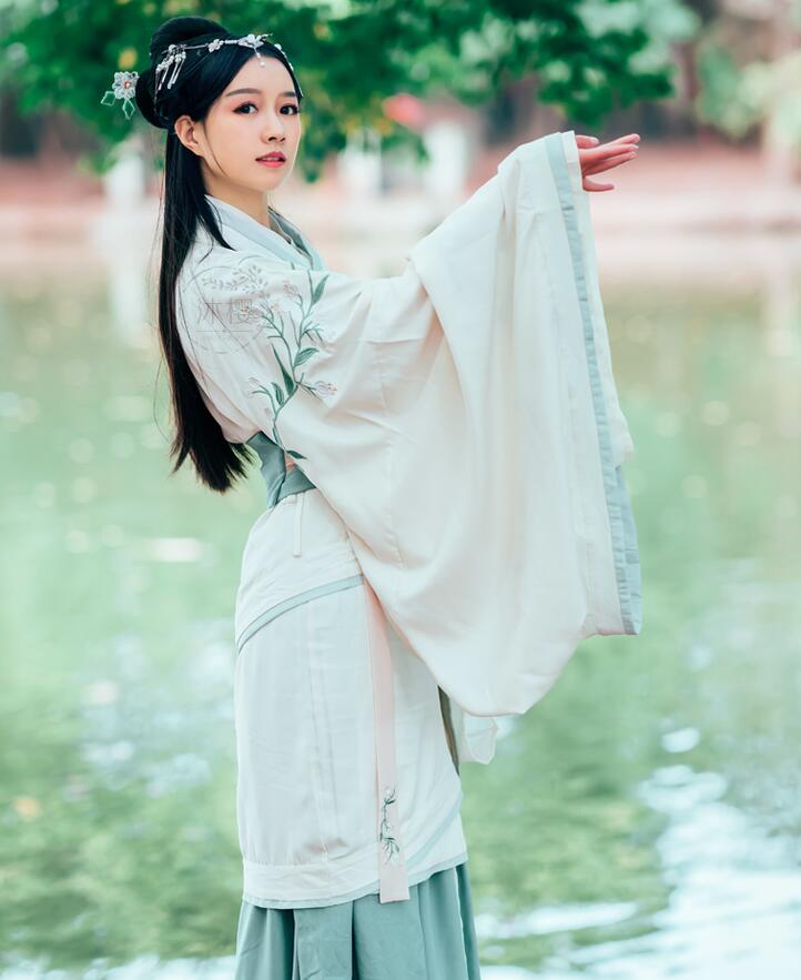 繡花漢服雙繞曲裾，雪紡大袖齊腰襦裙