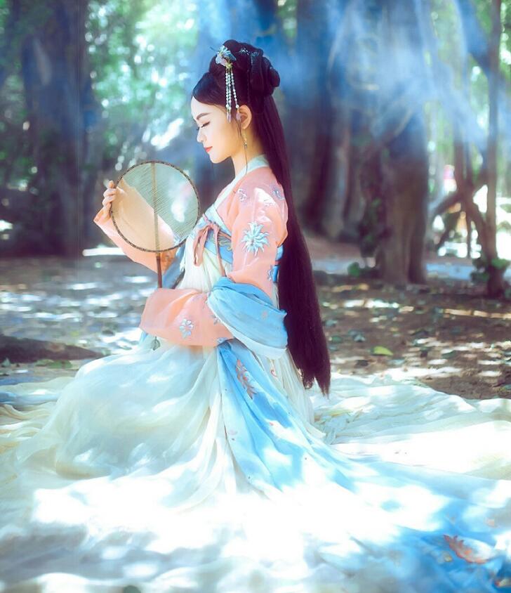 復(fù)古漢服齊胸襦裙，新款繡花漢服美女圖片
