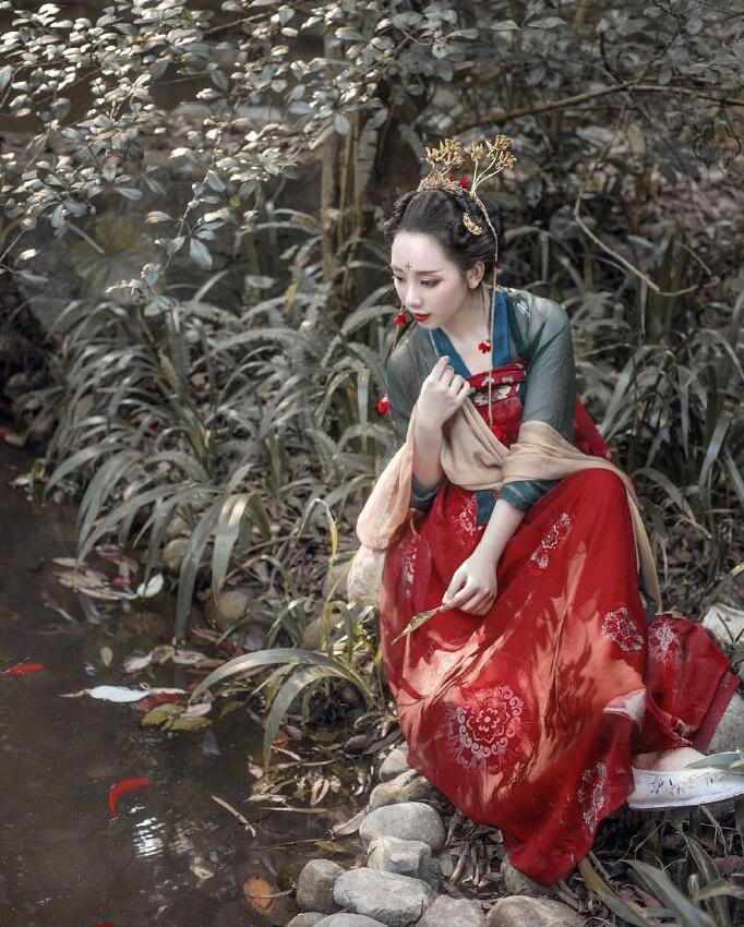 齊胸繡花襦裙對襟漢服，刺繡紅色印花漢服圖片