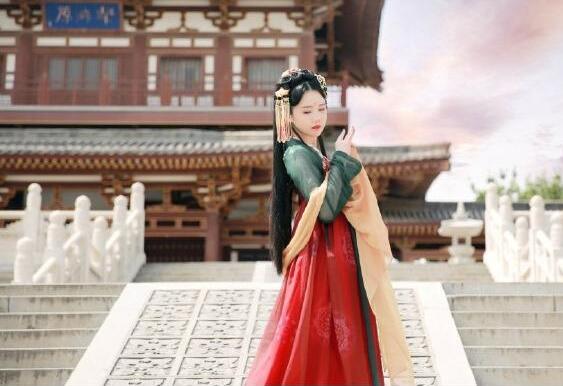 齊胸繡花襦裙對襟漢服，刺繡紅色印花漢服圖片