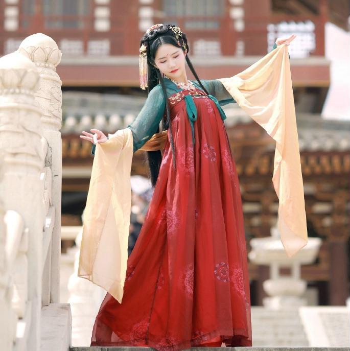 齊胸繡花襦裙對襟漢服，刺繡紅色印花漢服圖片