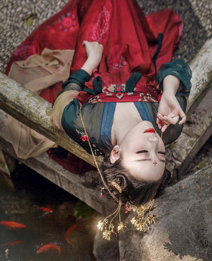 齊胸繡花襦裙對襟漢服，刺繡紅色印花漢服圖片