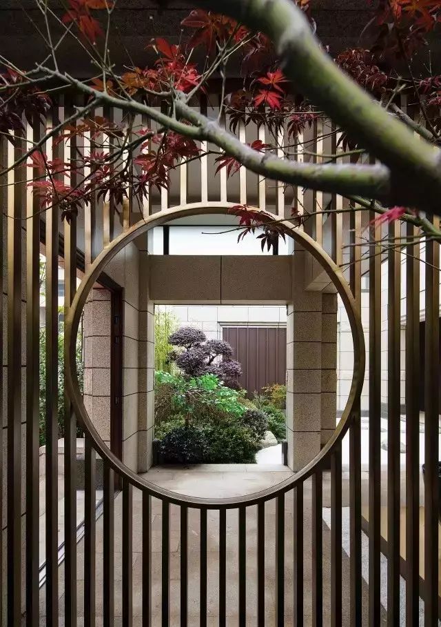 院中的屏風(fēng)如溫婉的女子，恬靜優(yōu)雅