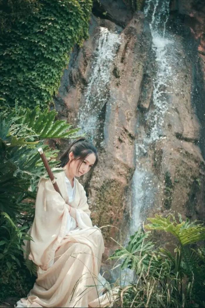 華裳佳人，著漢服踏春而行