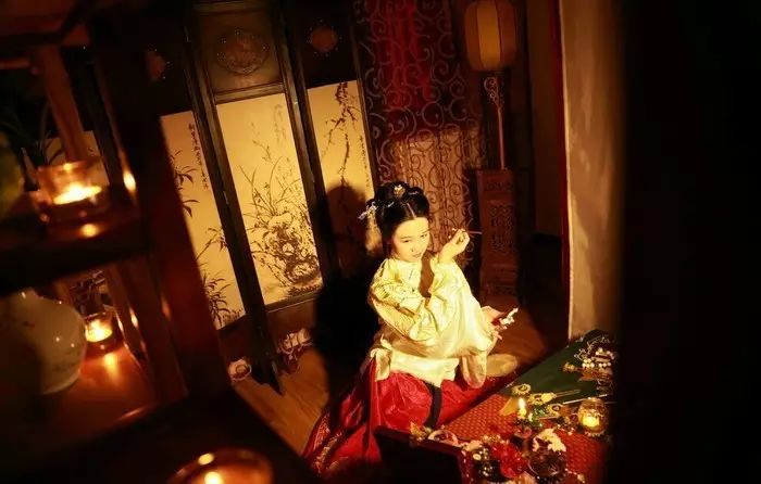 華裳佳人，著漢服踏春而行