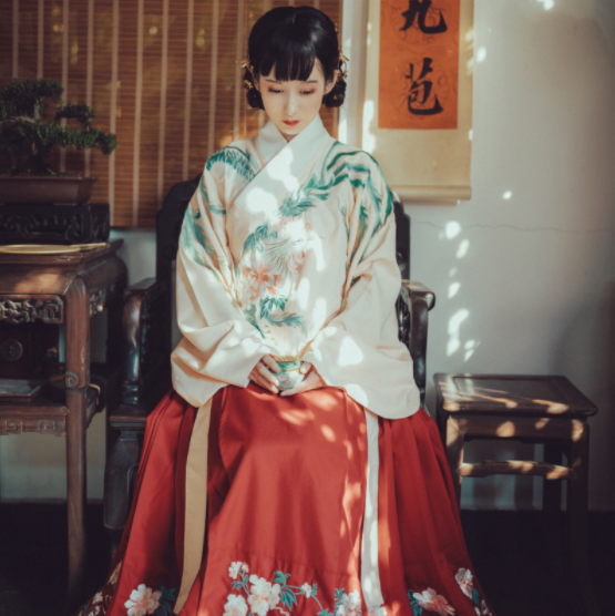 交領(lǐng)襖裙?jié)h服，改良琵琶袖馬面裙