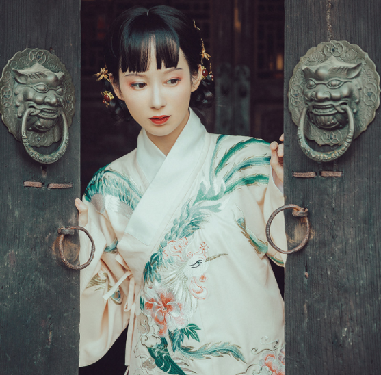 交領(lǐng)襖裙?jié)h服，改良琵琶袖馬面裙