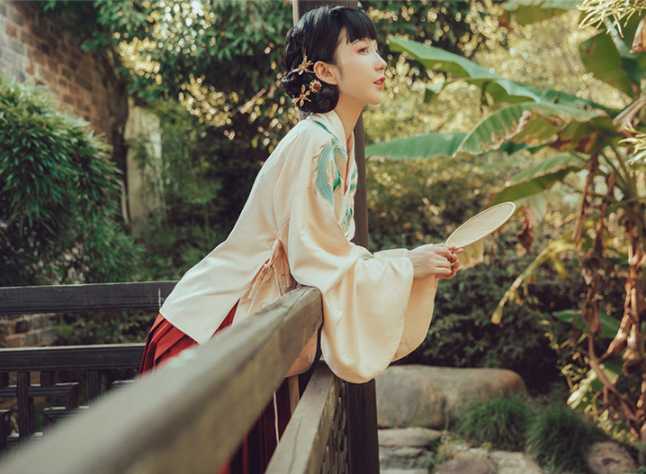 交領(lǐng)襖裙?jié)h服，改良琵琶袖馬面裙