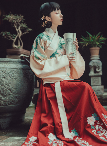 交領(lǐng)襖裙?jié)h服，改良琵琶袖馬面裙