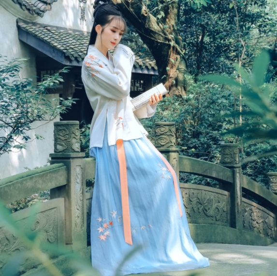 傳統(tǒng)漢服褙子褶裙，宋制繡花楓葉裙