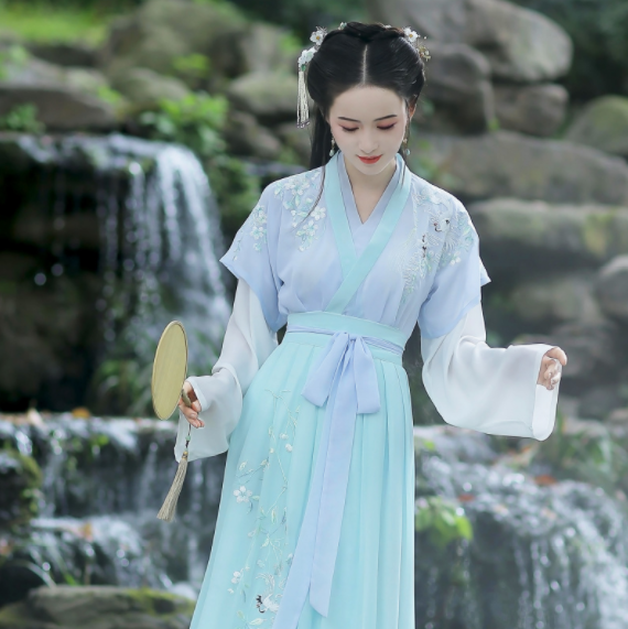 淺交領(lǐng)半臂雙鶴刺繡，改良漢服襦裙