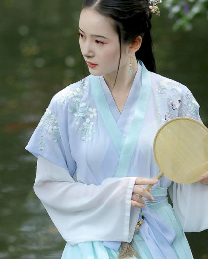 淺交領(lǐng)半臂雙鶴刺繡，改良漢服襦裙