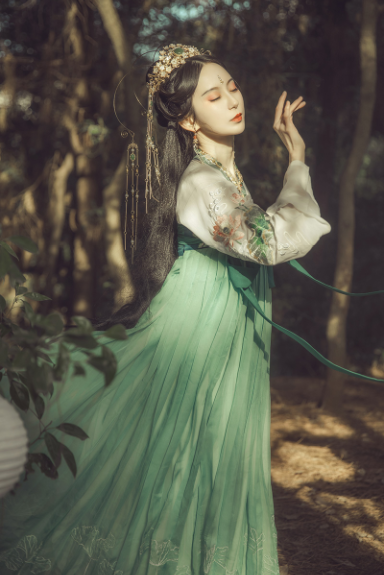 齊胸襦裙?jié)h服，仙女蓮花荷葉刺繡裙