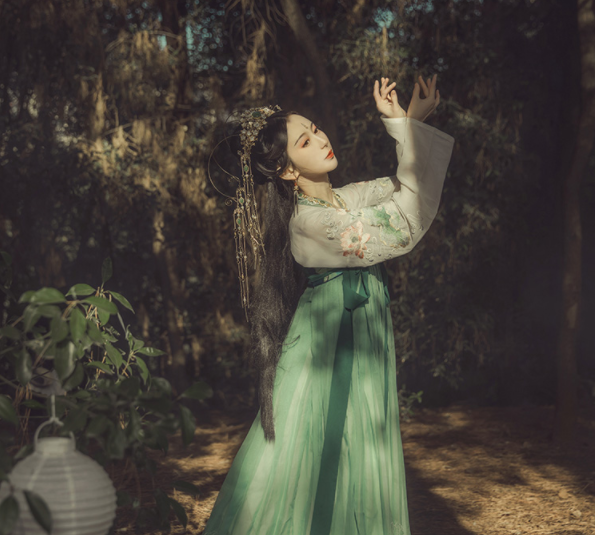 齊胸襦裙?jié)h服，仙女蓮花荷葉刺繡裙