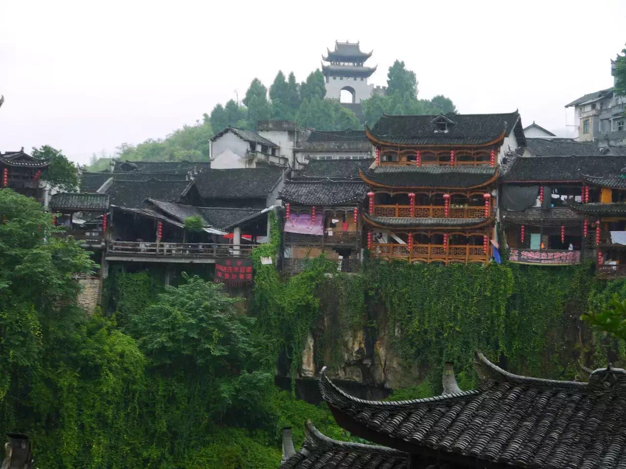 一座掛在瀑布上的古鎮(zhèn)，水靈地靈芙蓉鎮(zhèn)