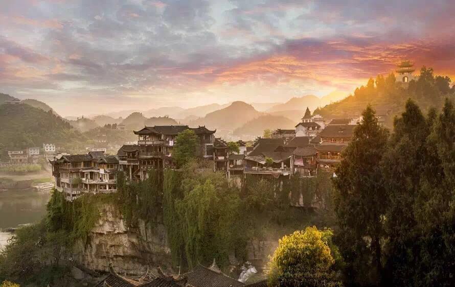 一座掛在瀑布上的古鎮(zhèn)，水靈地靈芙蓉鎮(zhèn)