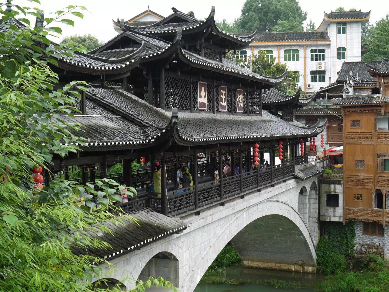 一座掛在瀑布上的古鎮(zhèn)，水靈地靈芙蓉鎮(zhèn)