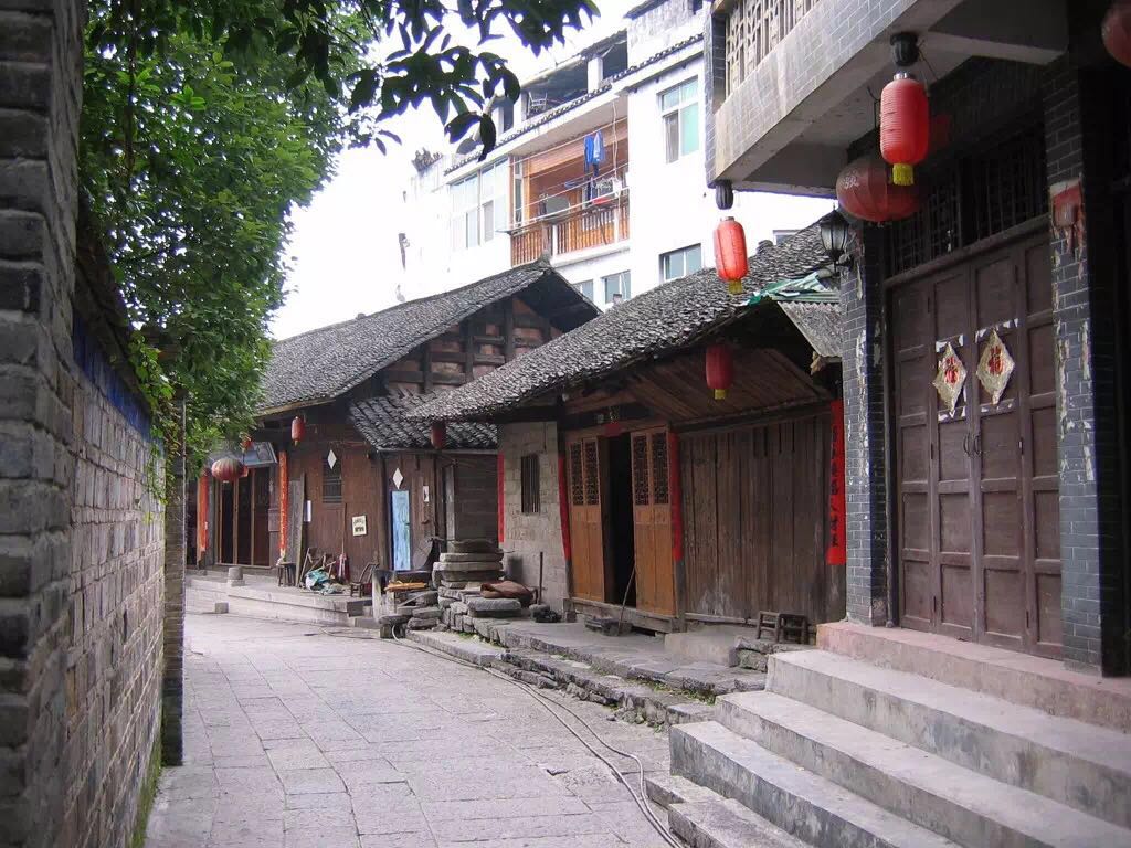 一座掛在瀑布上的古鎮(zhèn)，水靈地靈芙蓉鎮(zhèn)