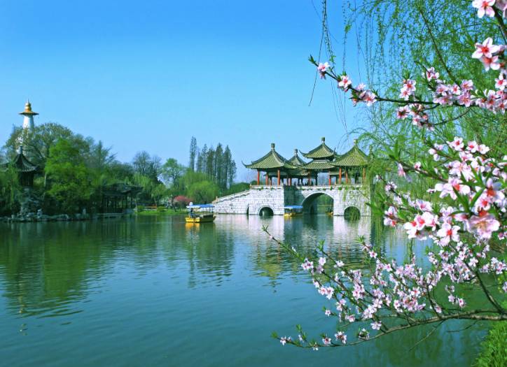 踏青尋色，春風(fēng)十里不如你