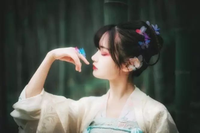 古裝攝影，山際見來煙，竹中窺落日