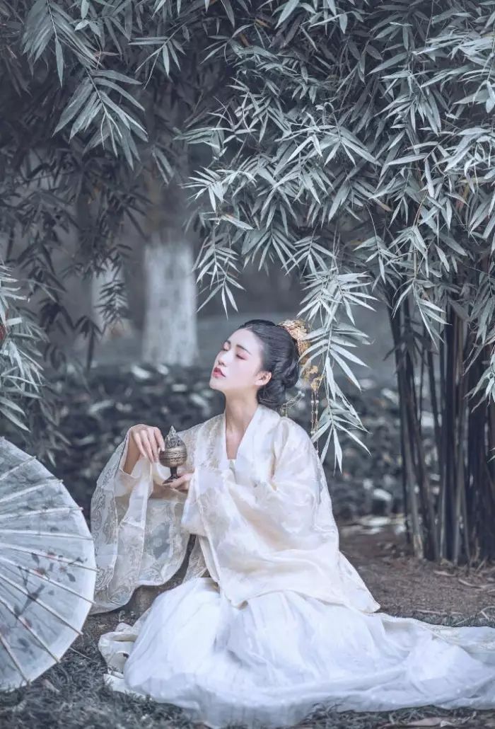 古裝攝影，山際見來煙，竹中窺落日