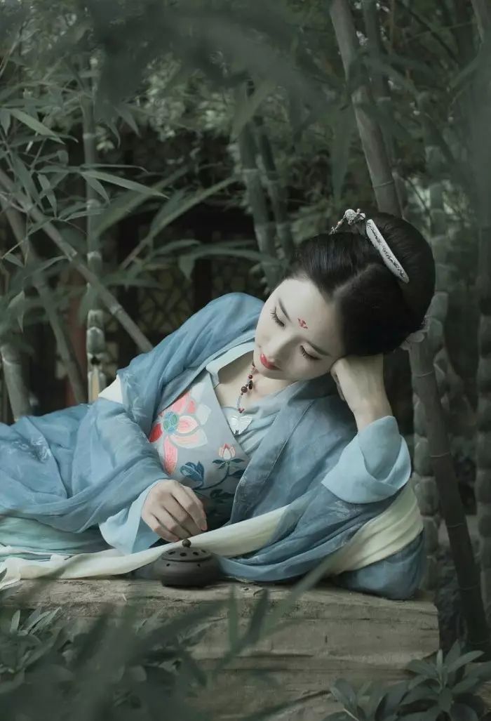 古裝攝影，山際見來煙，竹中窺落日