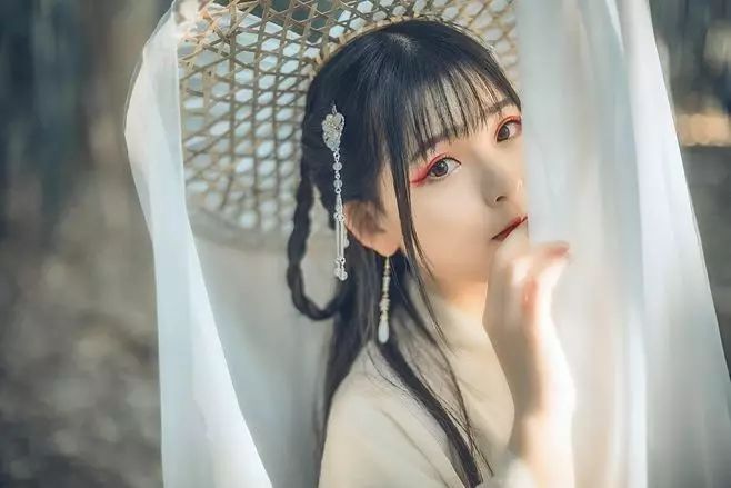 古裝攝影，山際見來煙，竹中窺落日