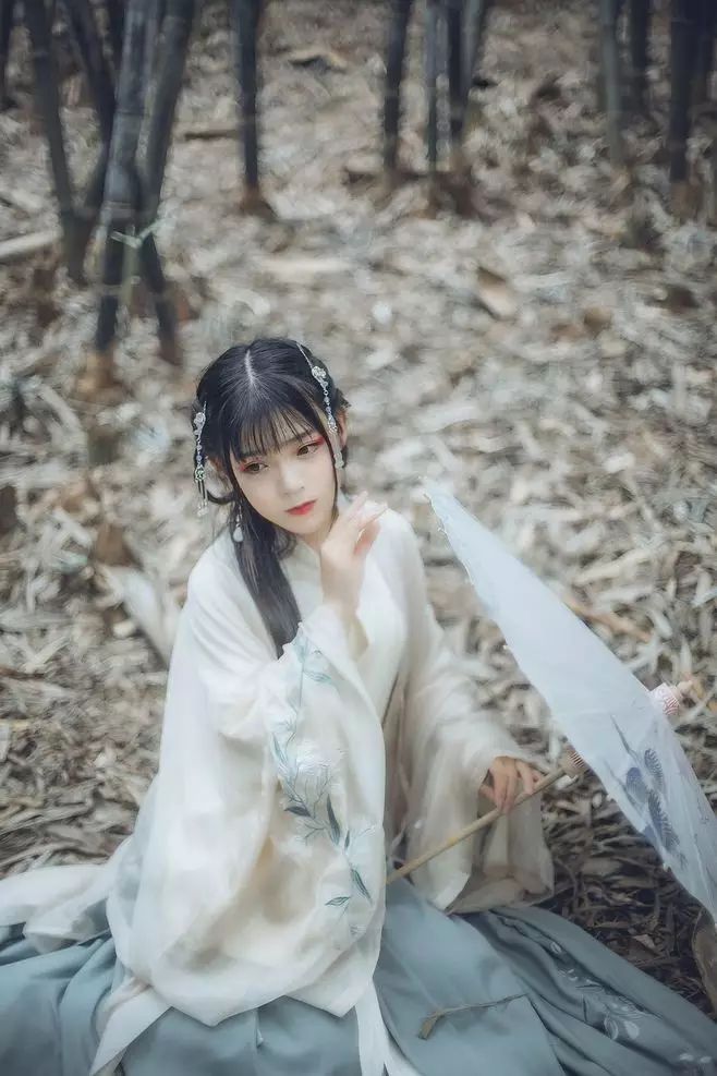 古裝攝影，山際見來煙，竹中窺落日