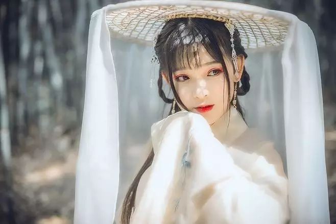 古裝攝影，山際見來煙，竹中窺落日