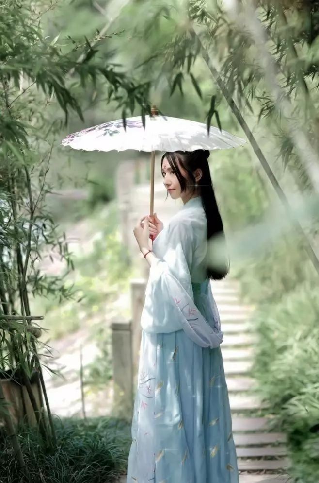 古裝攝影，山際見來煙，竹中窺落日