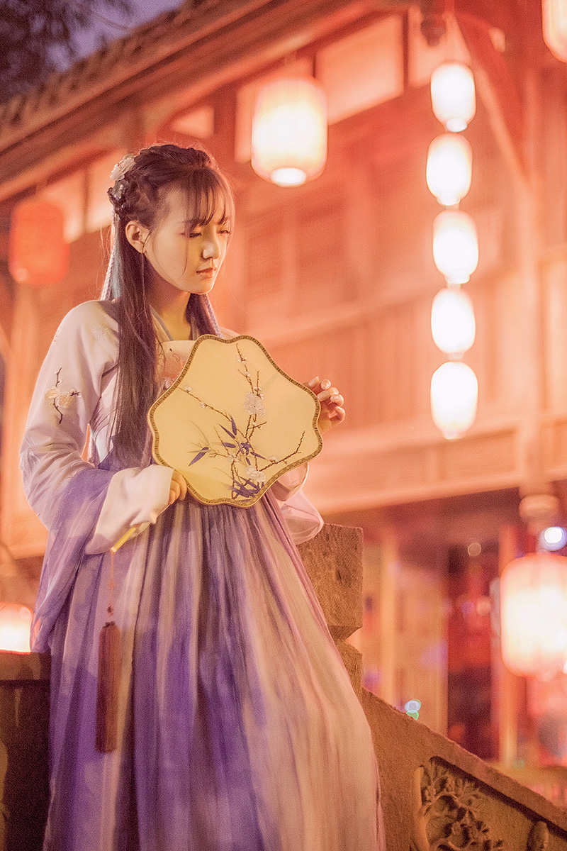 齊胸古風(fēng)繡花裙?jié)h服，清新淡雅漢服圖片