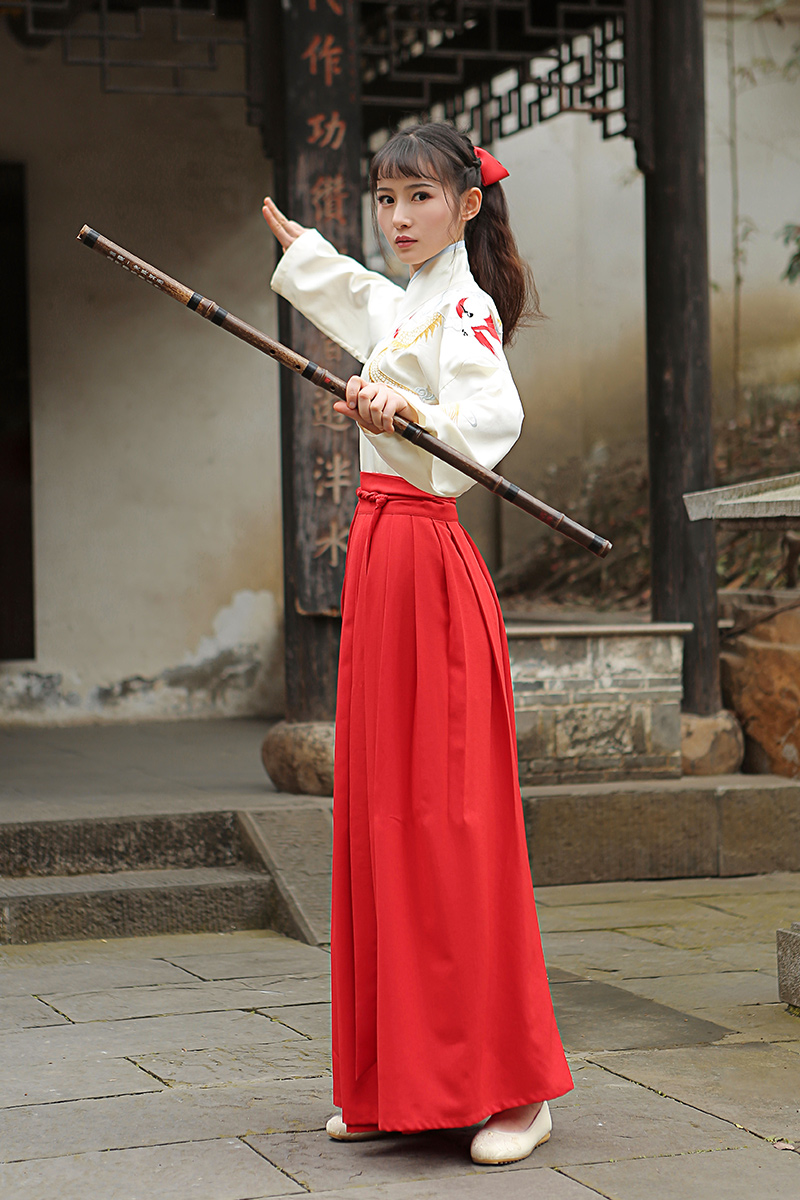 古風俠女漢服，龍紋羿射中國紅漢服