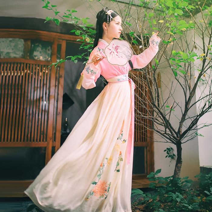 淺色交領(lǐng)半臂漢服，清風(fēng)拂面若縹緲如仙漢服