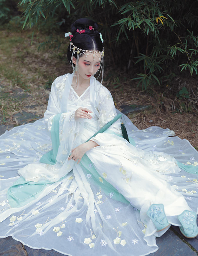 精美繡花漢服，端莊大氣漢服