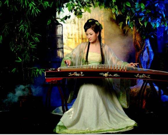 古色古香的古箏美女，靜靜傾聽(tīng)古箏樂(lè)器語(yǔ)