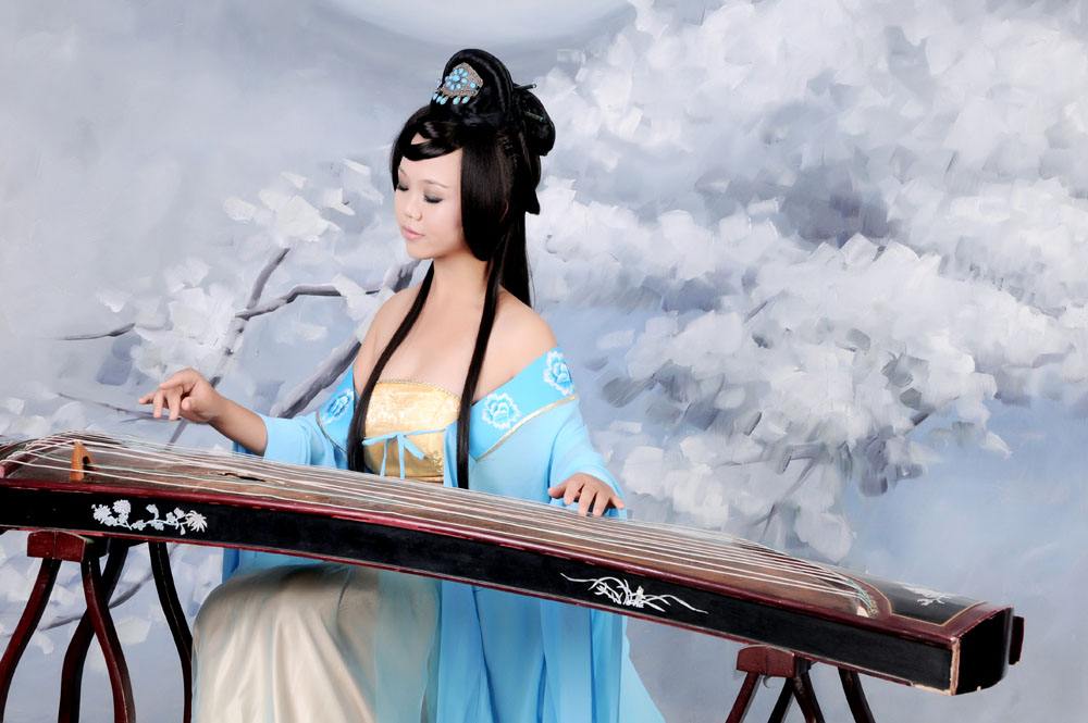 古色古香的古箏美女，靜靜傾聽(tīng)古箏樂(lè)器語(yǔ)