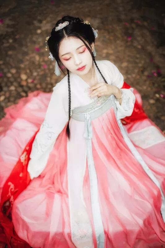 四款大明風(fēng)度的漢服圖片，且看漢服的端莊雅致