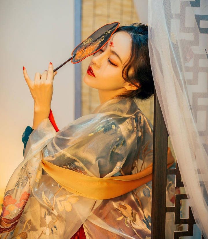 紅妝帶傘女生頭像，唯美古風(fēng)真人頭像