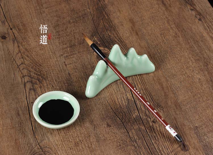 玉質(zhì)筆架，精美的山形筆擱