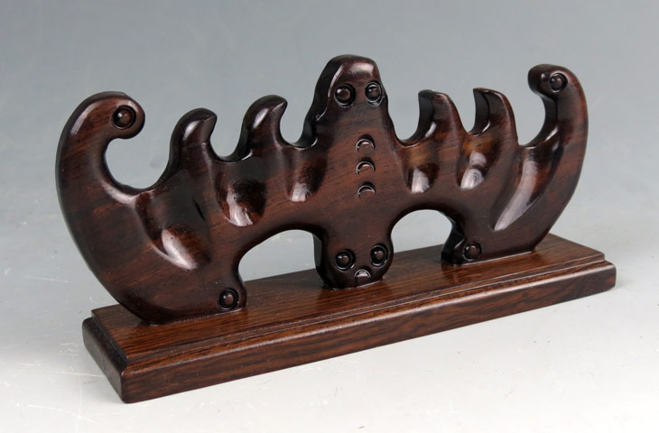 雞翅木精工細(xì)作，大蝙蝠筆架