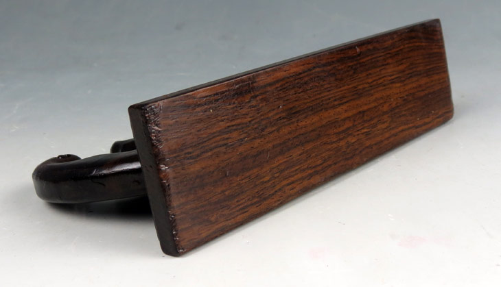 雞翅木精工細(xì)作，大蝙蝠筆架